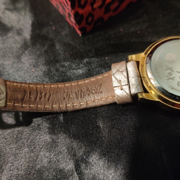 Beautiful Vintage Betsey Johnson watch with genuine leather wrist band - Picture 5 of 7